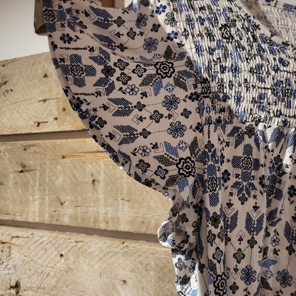 Blue and White Floral Women's Top - Picture 5 of 7